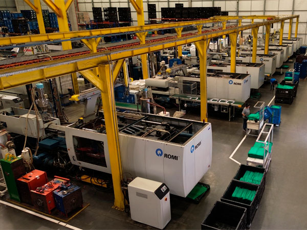 interior da fábrica focando as máquinas de fabricação